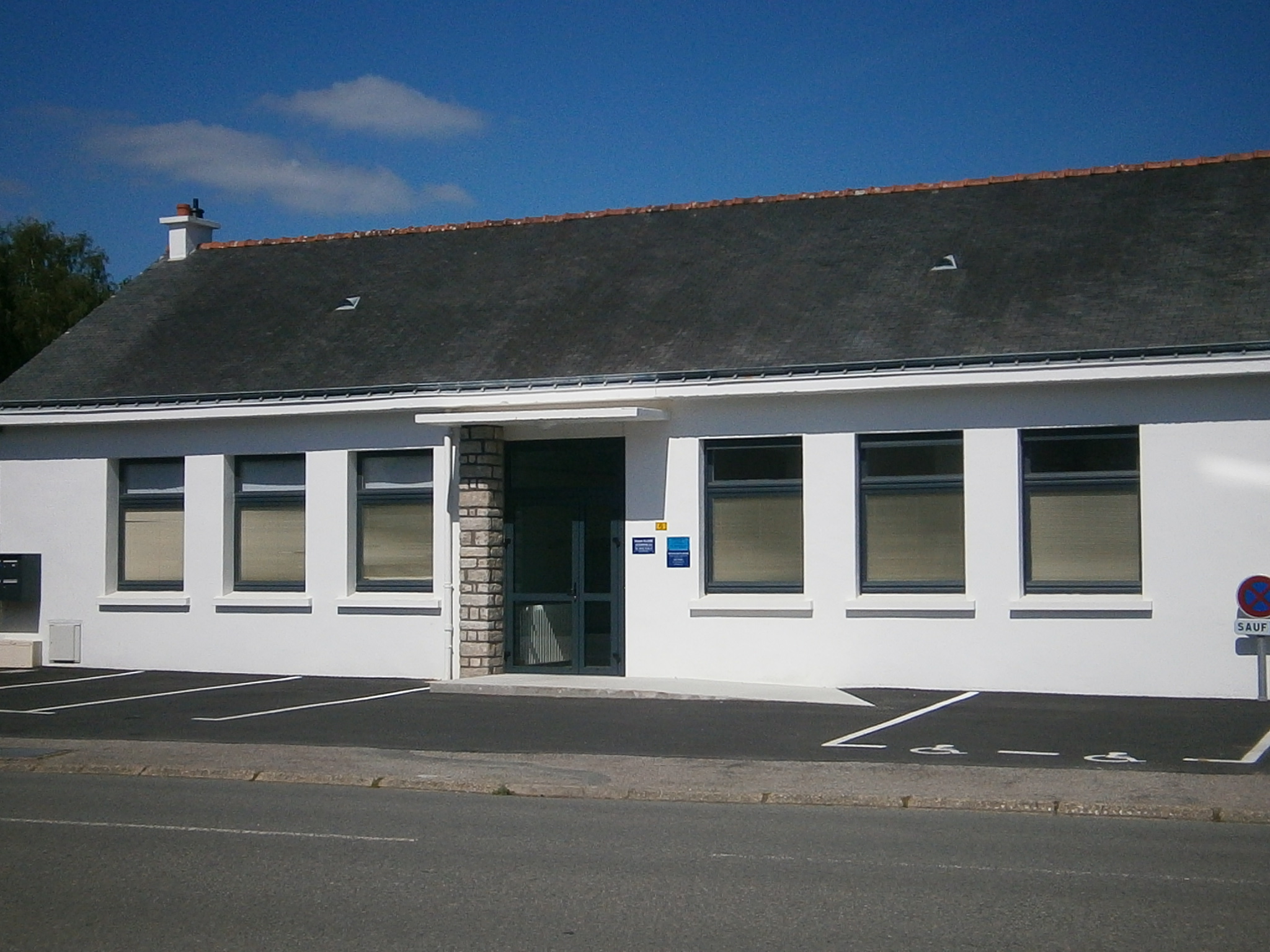 Photo de la façade et du parking du cabinet d'osthéopathie de Vincent Allaire