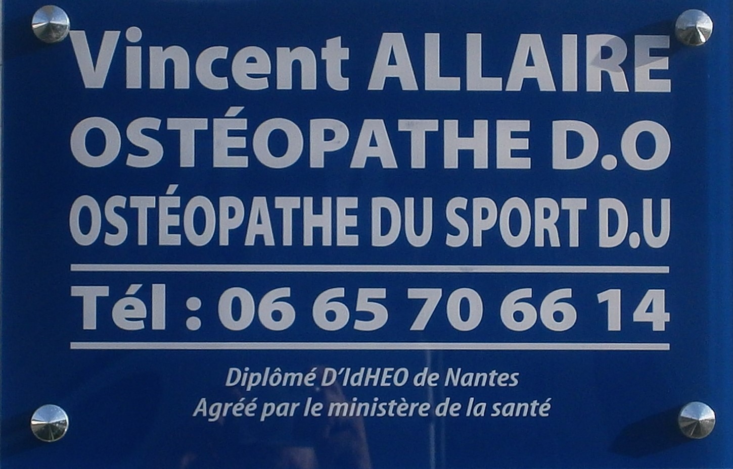 Photo de la plaque d'ostéopathe de Vincent Allaire